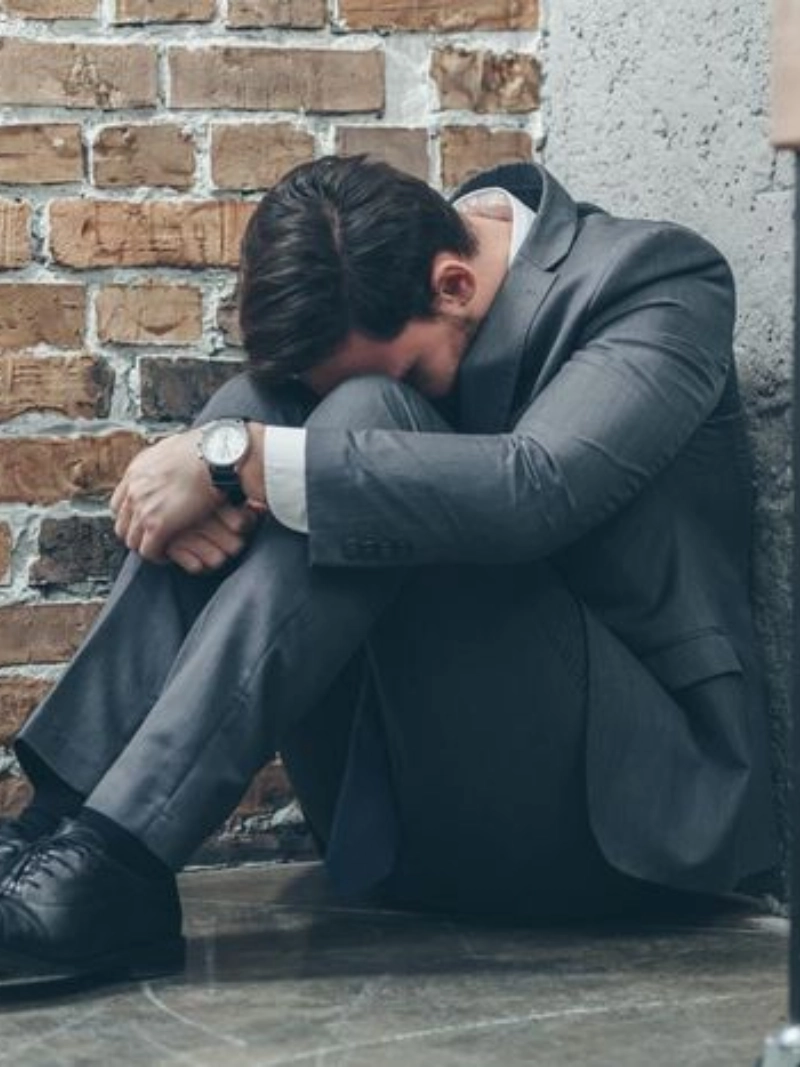 ảnh nam ngồi buồn