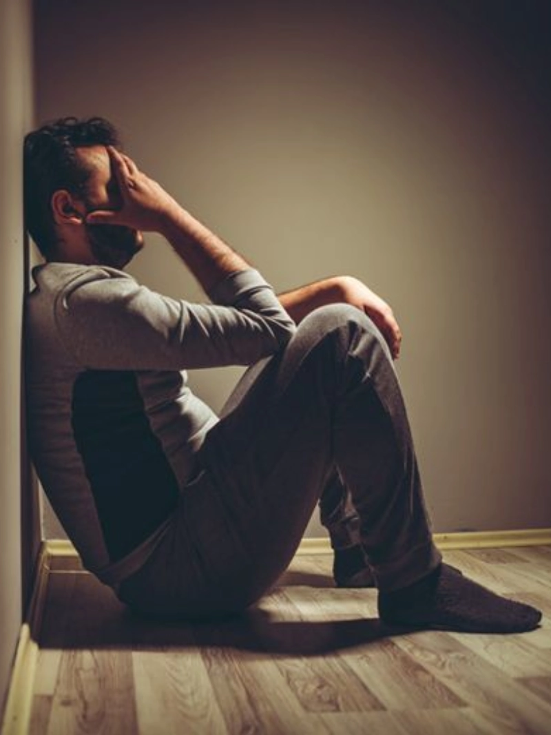 ảnh nam ngồi buồn