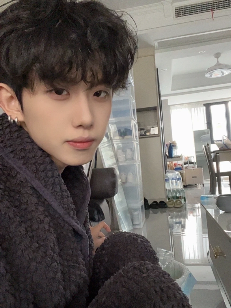 ảnh trai đẹp tóc xoăn