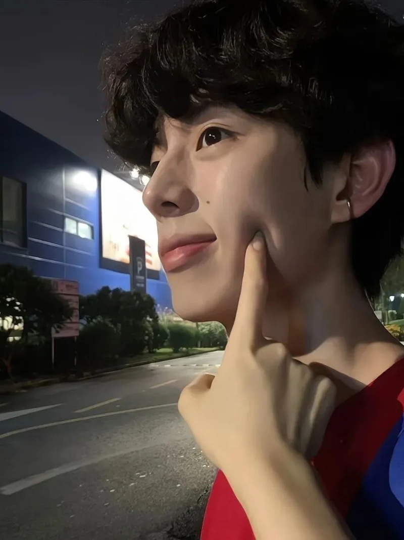 ảnh trai đẹp tóc xoăn