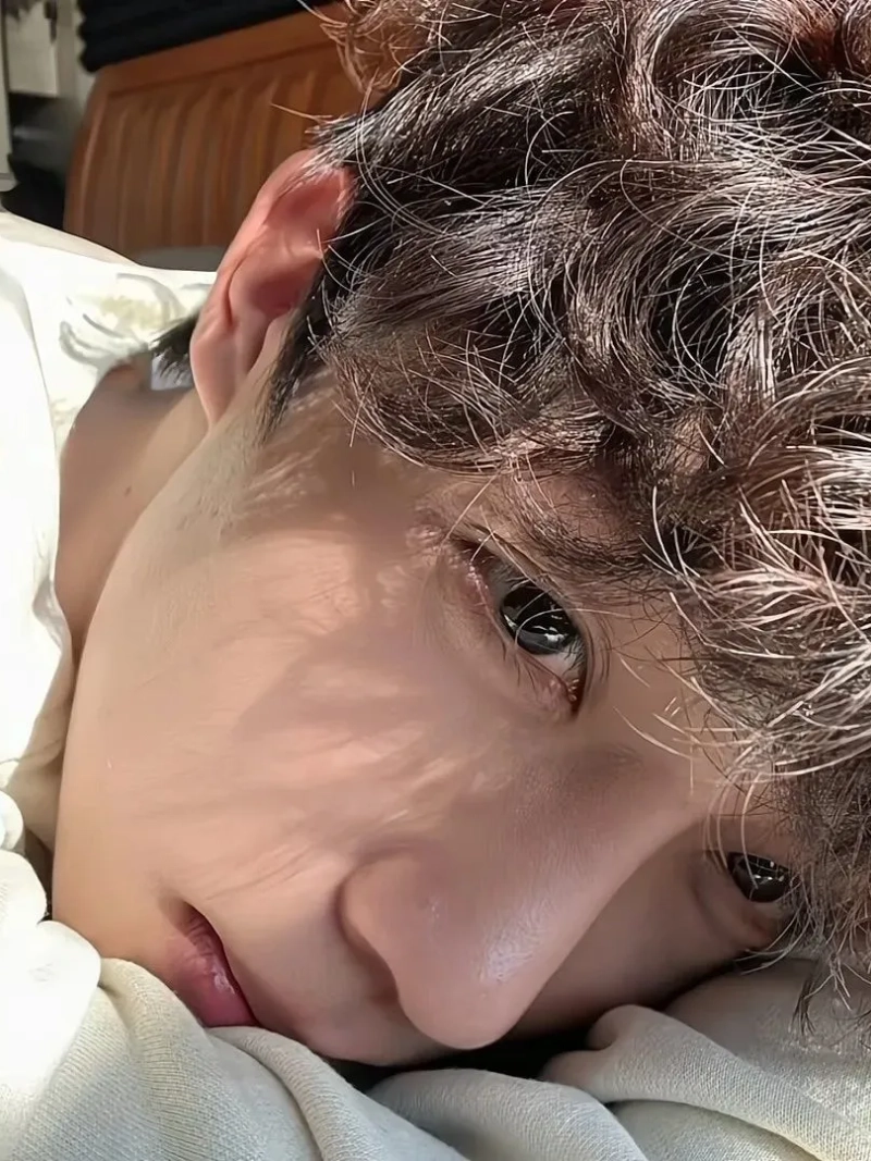 ảnh trai đẹp tóc xoăn