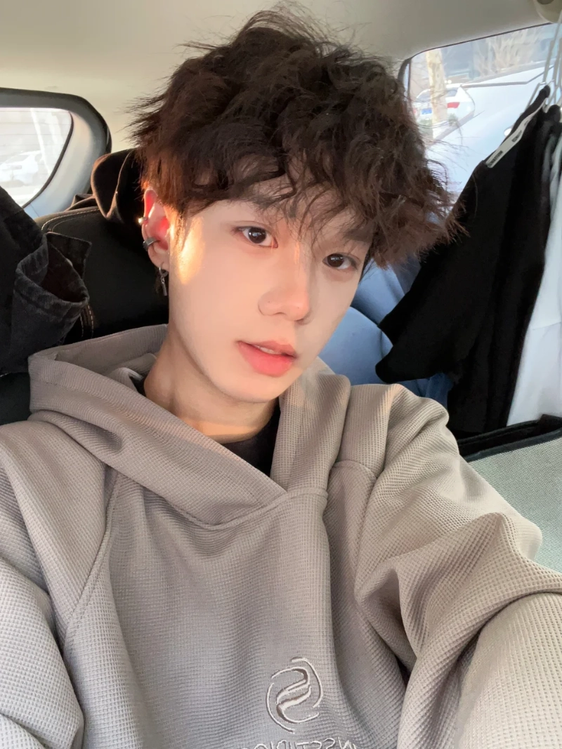 ảnh trai đẹp tóc xoăn