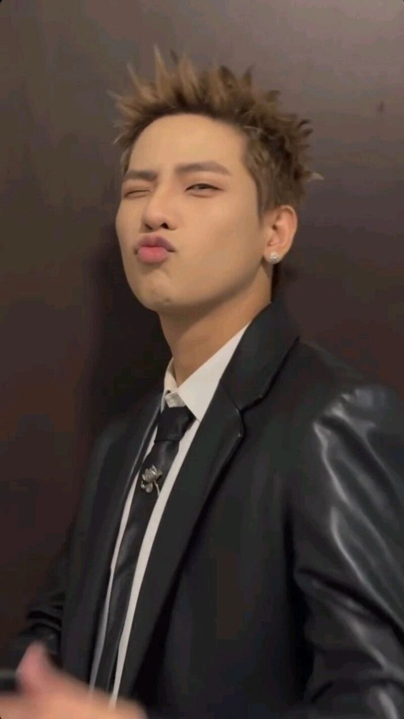 ảnh trai đẹp che miệng