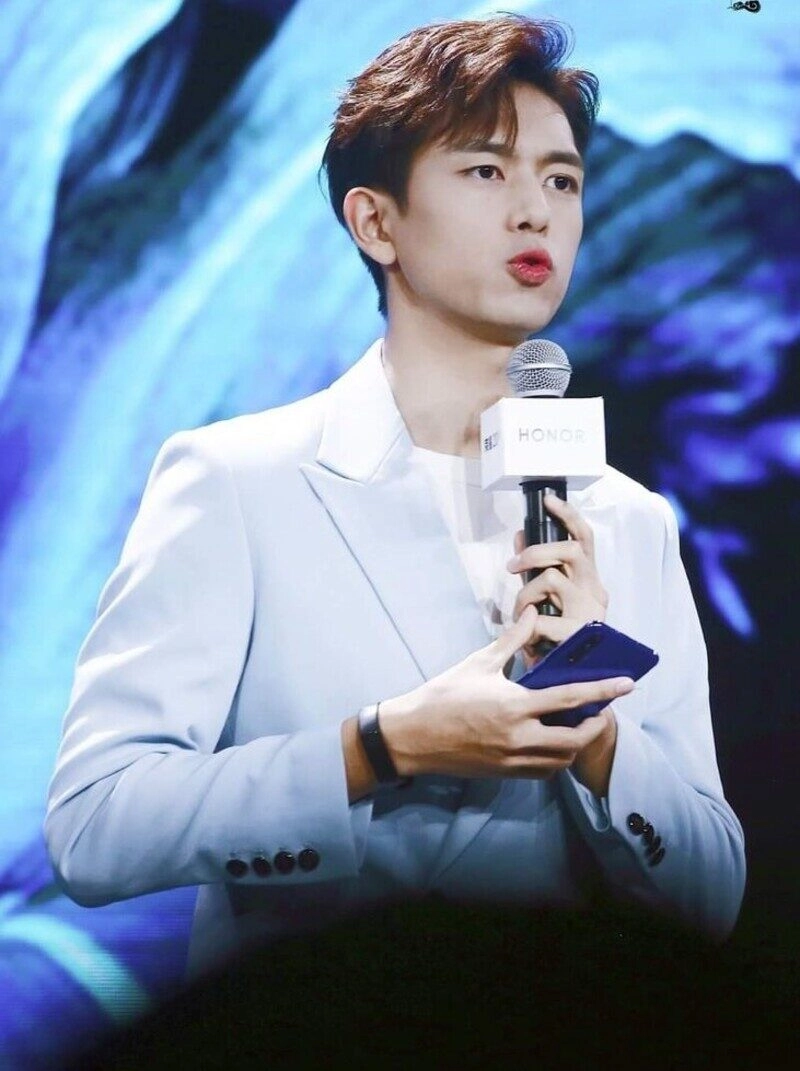 ảnh trai đẹp che miệng