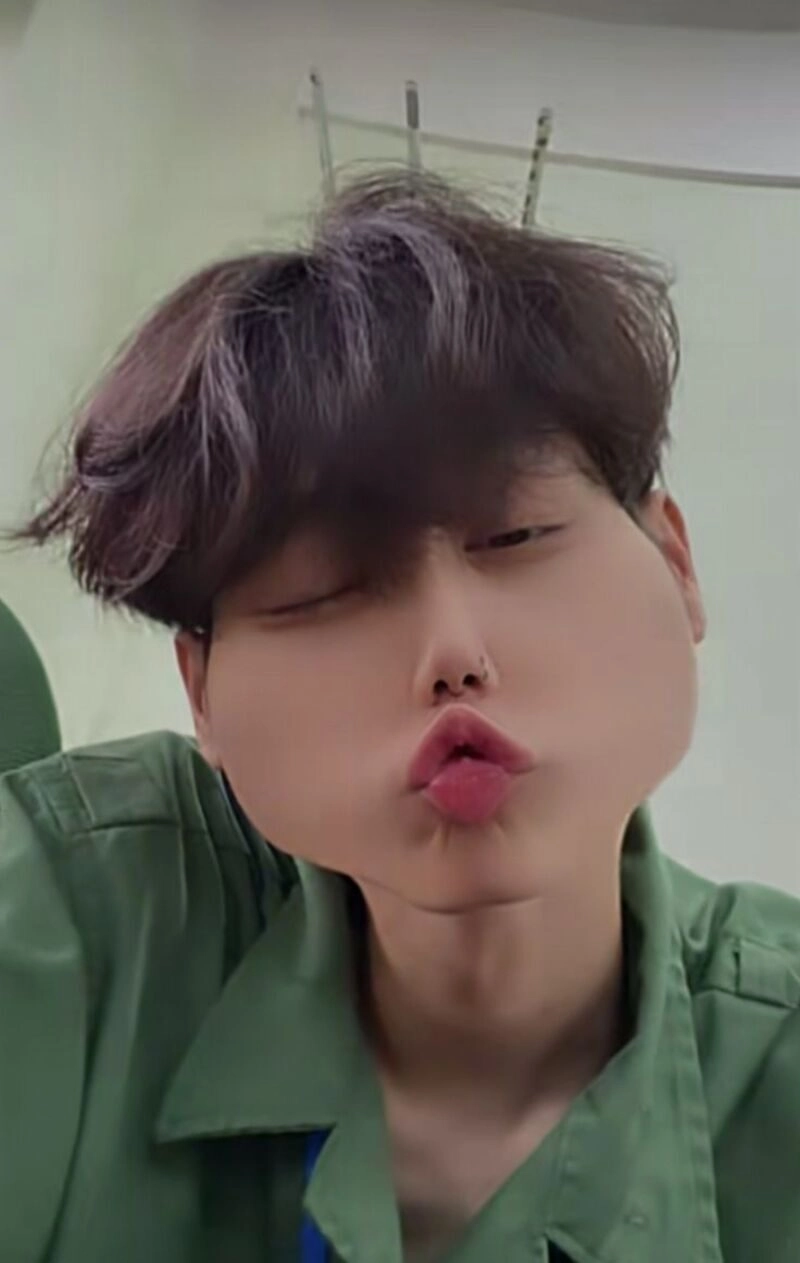 ảnh trai đẹp che miệng