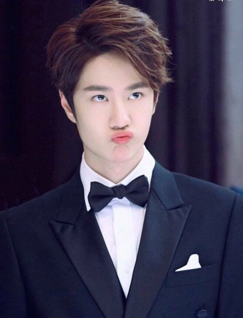 ảnh trai đẹp che miệng