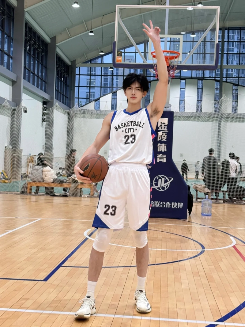 ảnh trai đẹp chơi bóng rổ