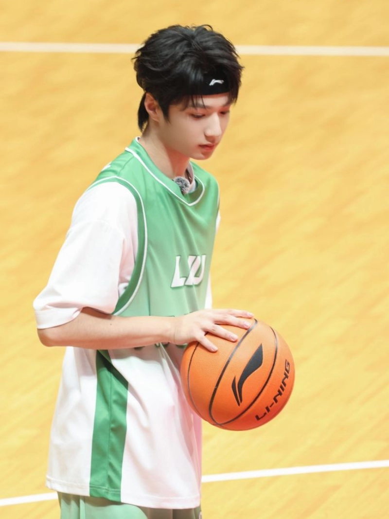 ảnh trai đẹp chơi bóng rổ