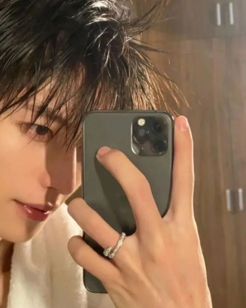 ảnh trai đẹp chụp trước gương