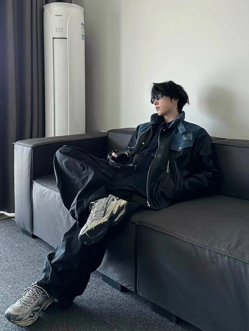 các tư thế chụp ảnh kỷ yếu đẹp cho nam