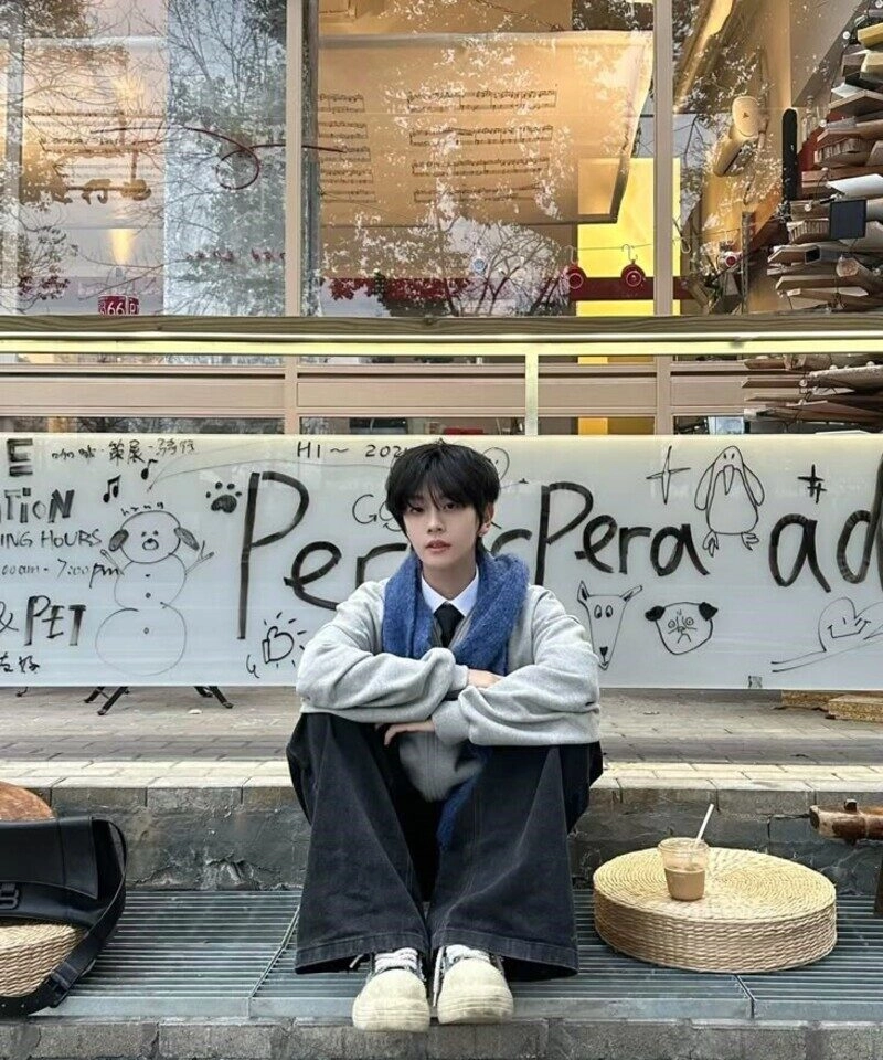 các tư thế chụp ảnh kỷ yếu đẹp cho nam