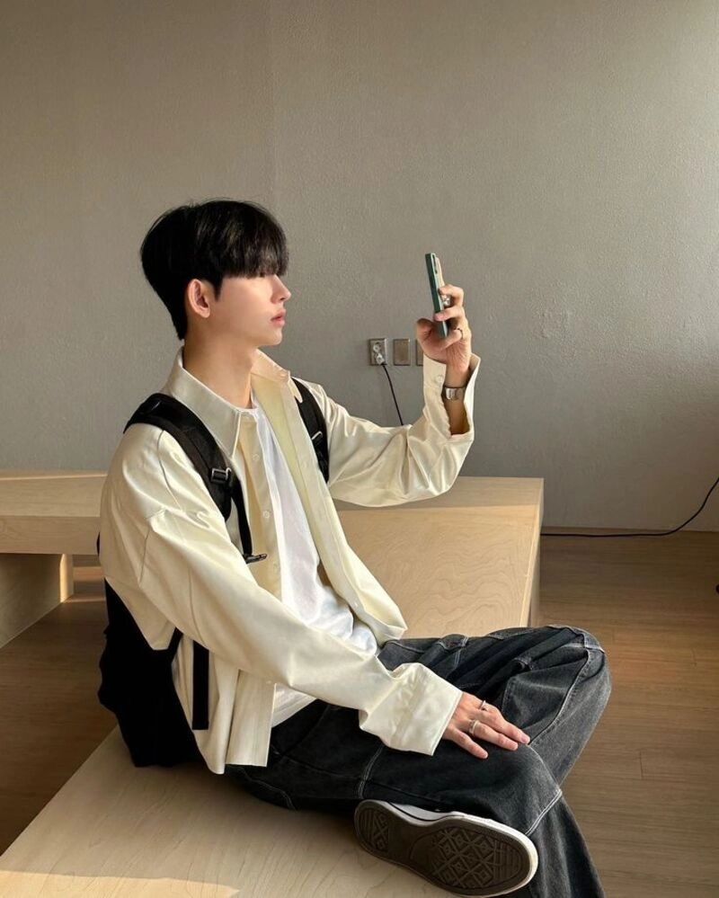 các tư thế ngồi chụp ảnh đẹp cho nam