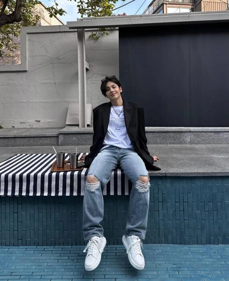 các tư thế ngồi chụp ảnh đẹp cho nam