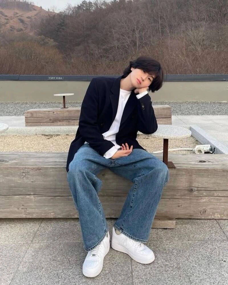 các tư thế ngồi chụp ảnh đẹp cho nam