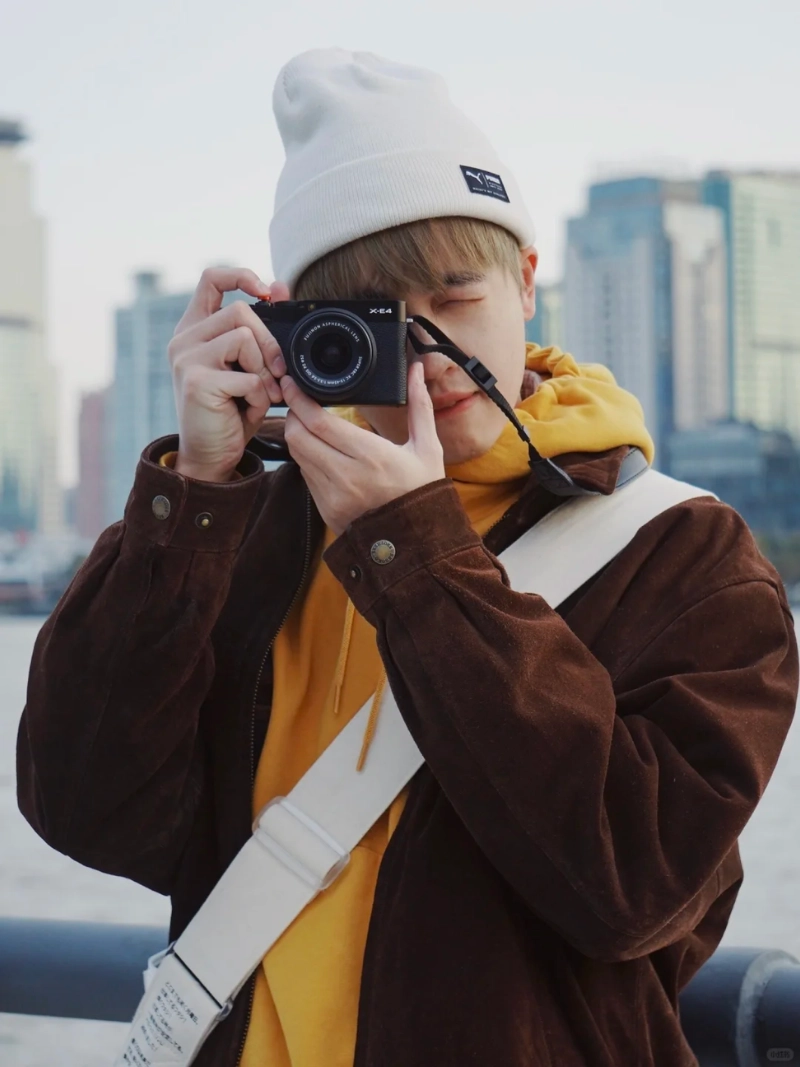 tạo dáng với máy ảnh nam