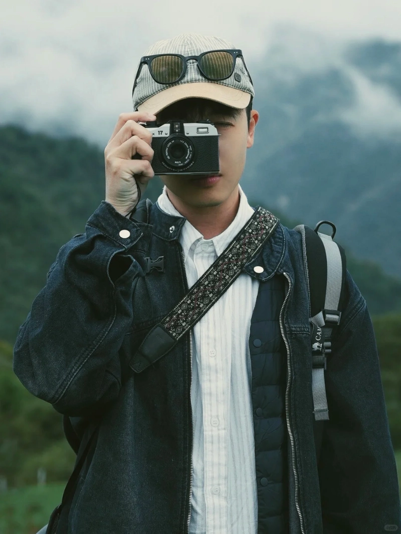 tạo dáng với máy ảnh nam