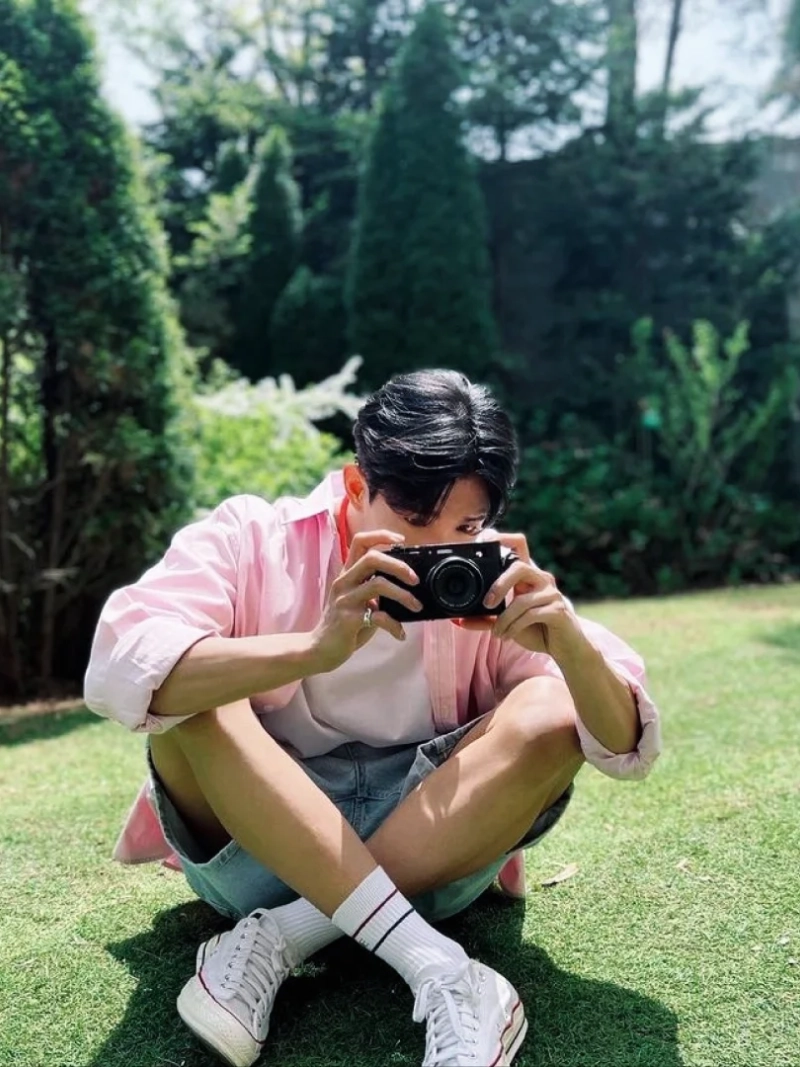 tạo dáng với máy ảnh nam