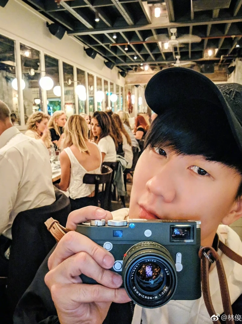 tạo dáng với máy ảnh nam