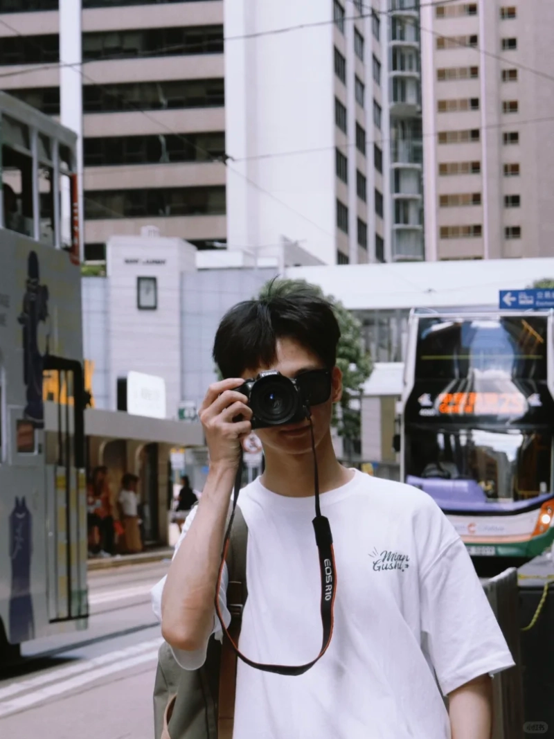 tạo dáng với máy ảnh nam