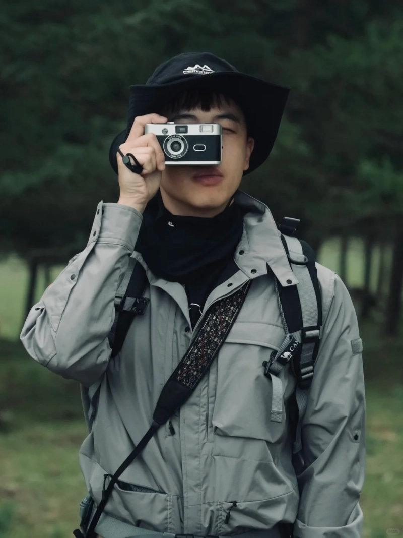 tạo dáng với máy ảnh nam