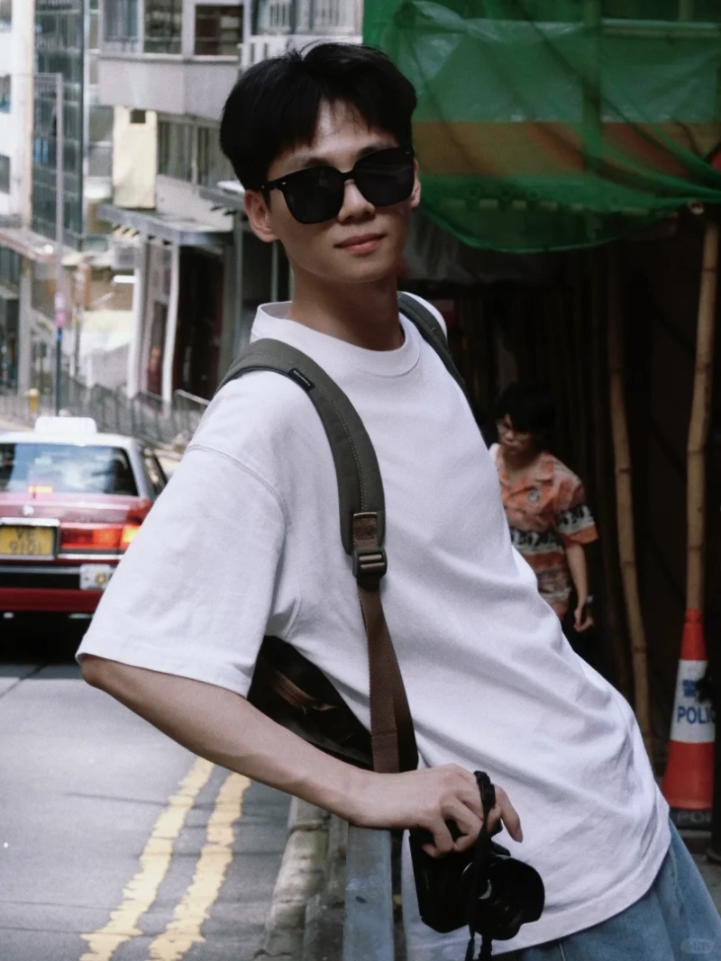 tạo dáng với máy ảnh nam