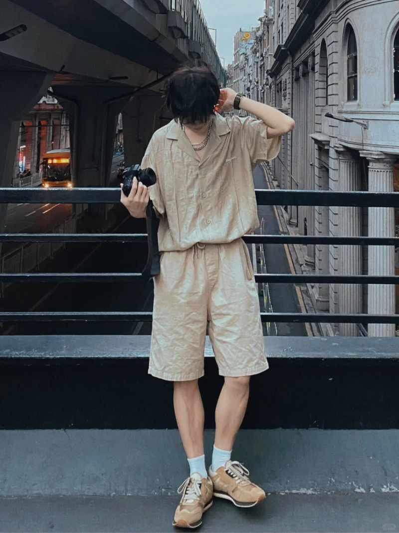 tạo dáng với máy ảnh nam