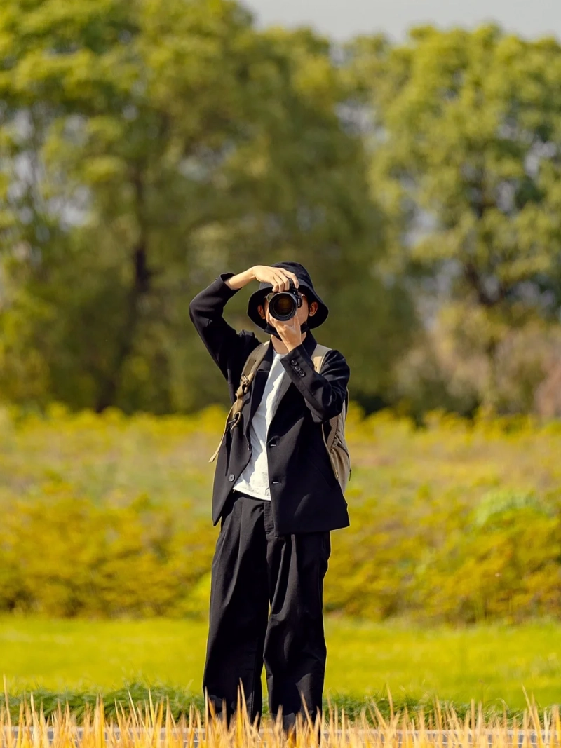 tạo dáng với máy ảnh nam