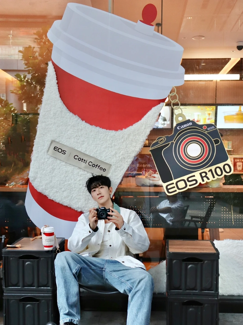 tạo dáng với máy ảnh nam