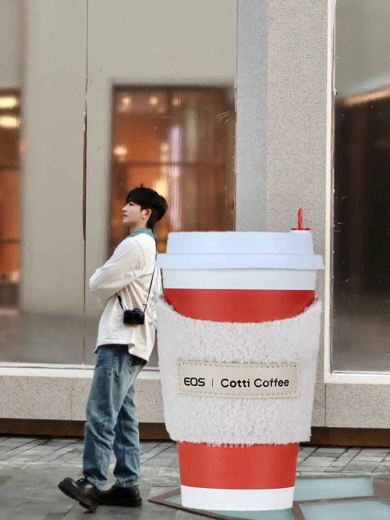 tạo dáng với máy ảnh nam