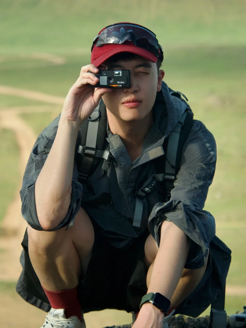 tạo dáng với máy ảnh nam