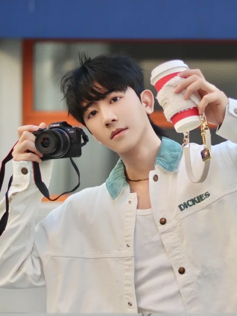 tạo dáng với máy ảnh nam