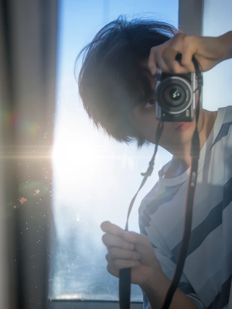 tạo dáng với máy ảnh nam