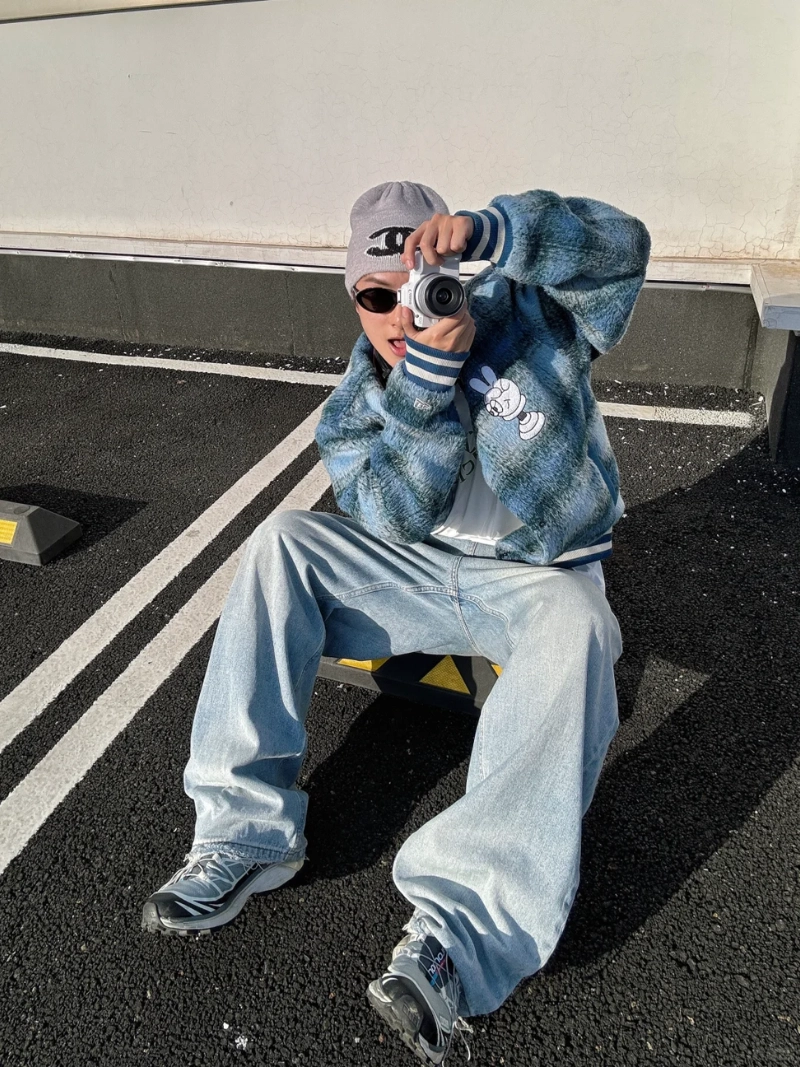 tạo dáng với máy ảnh nam