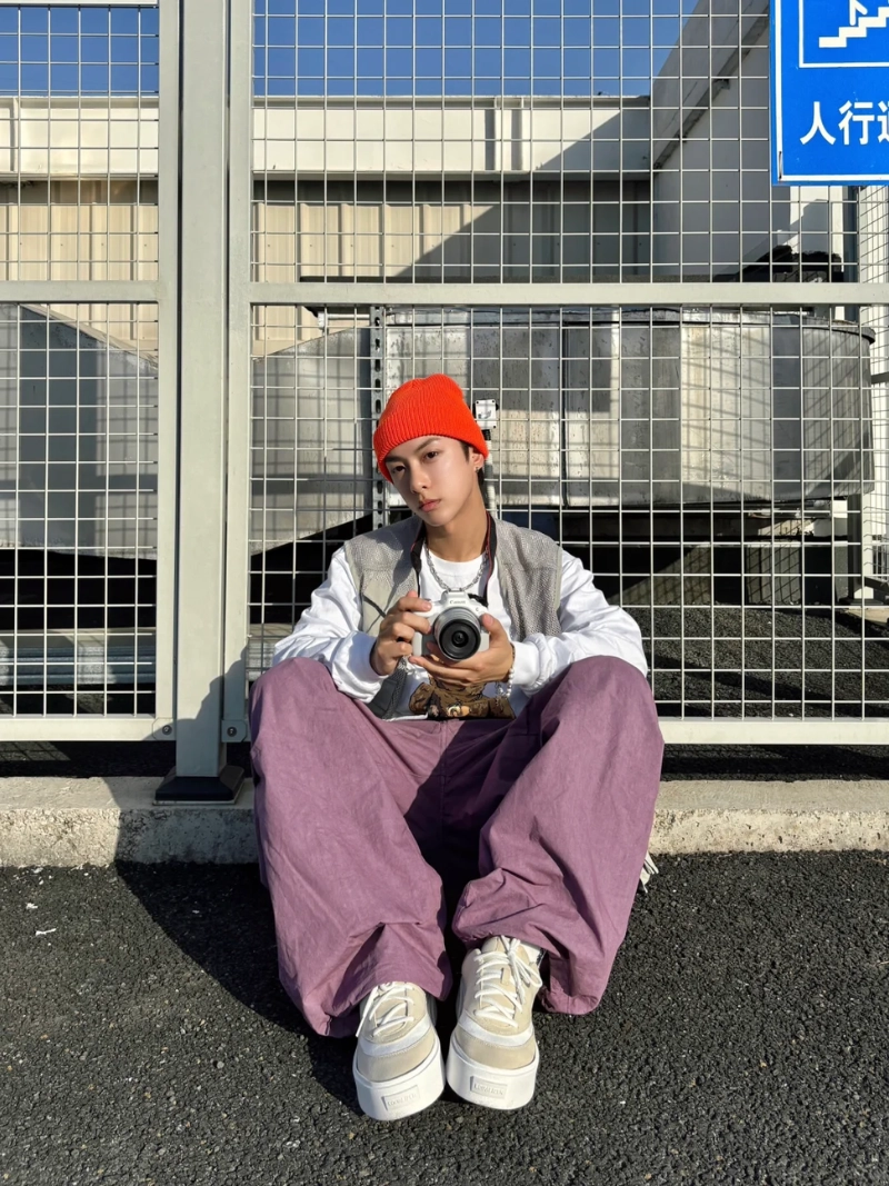 tạo dáng với máy ảnh nam