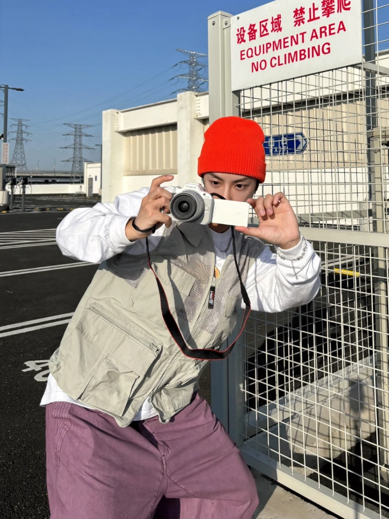 tạo dáng với máy ảnh nam