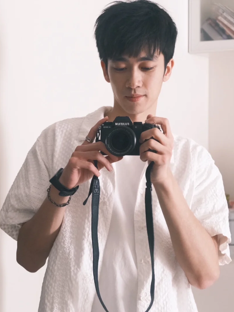 tạo dáng với máy ảnh nam