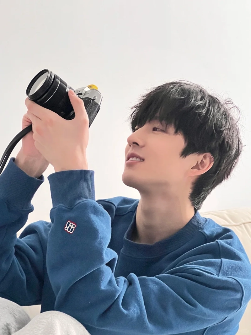 tạo dáng với máy ảnh nam