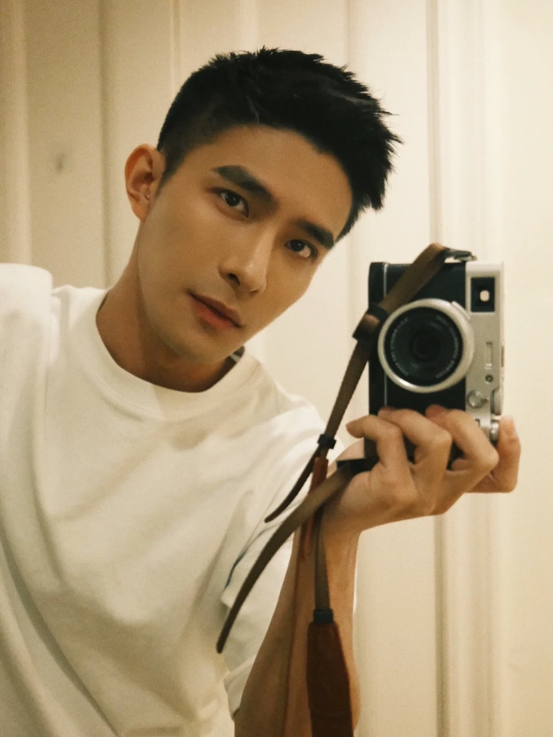 tạo dáng với máy ảnh nam