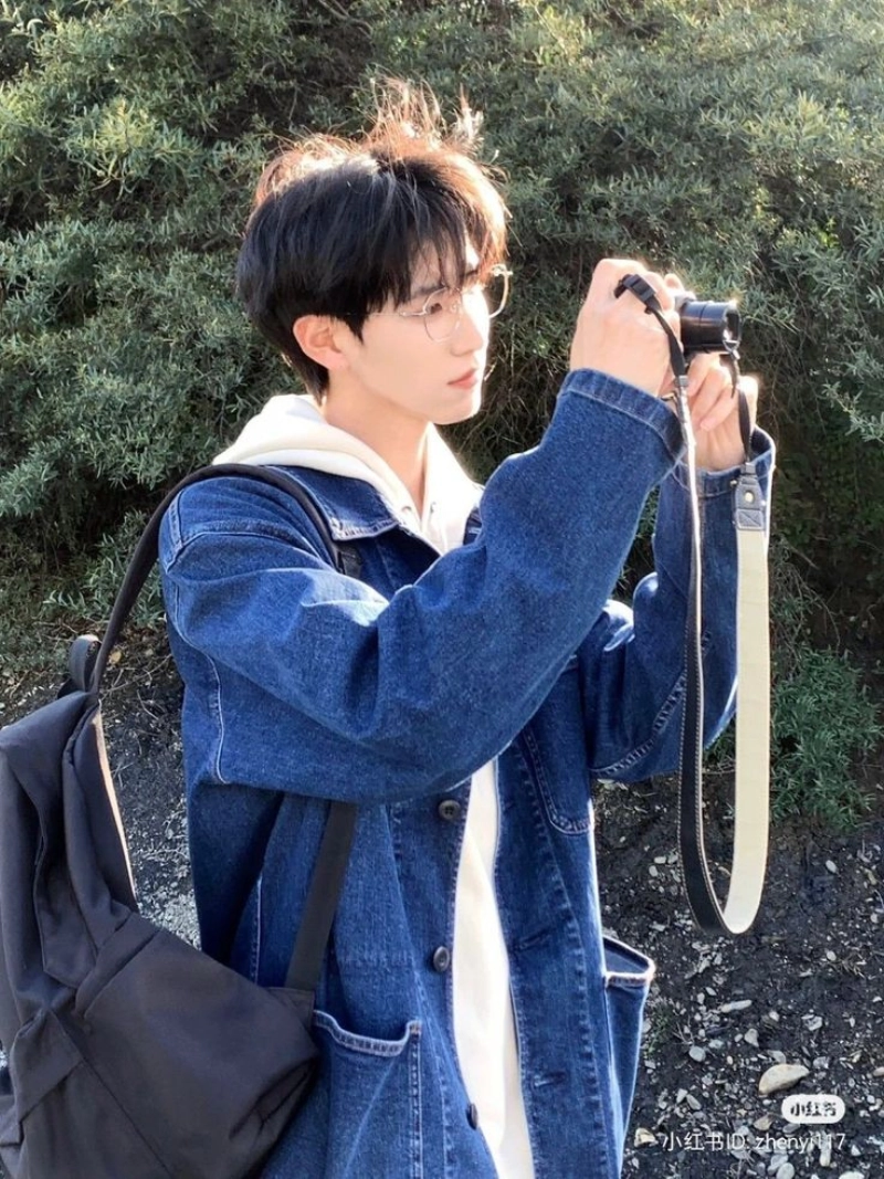 tạo dáng với máy ảnh nam