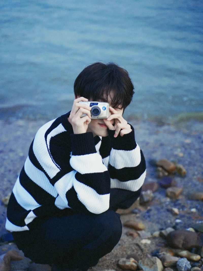 tạo dáng với máy ảnh nam