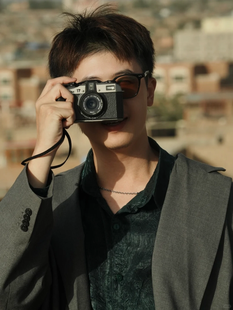 tạo dáng với máy ảnh nam