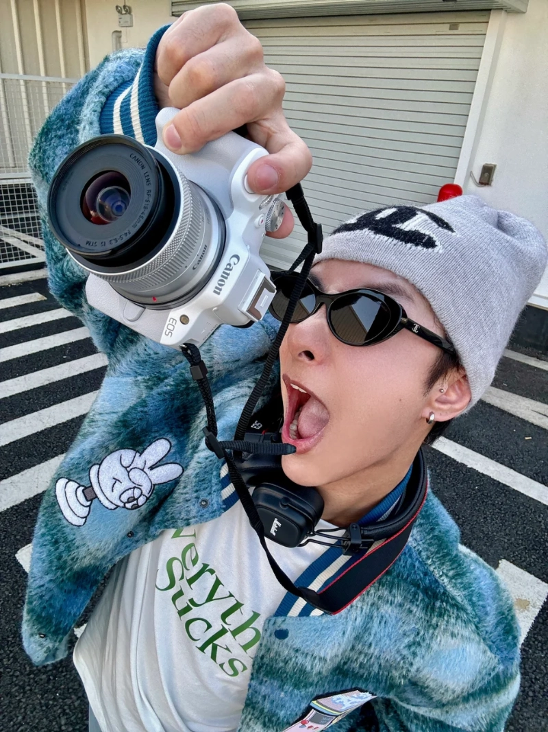 tạo dáng với máy ảnh nam