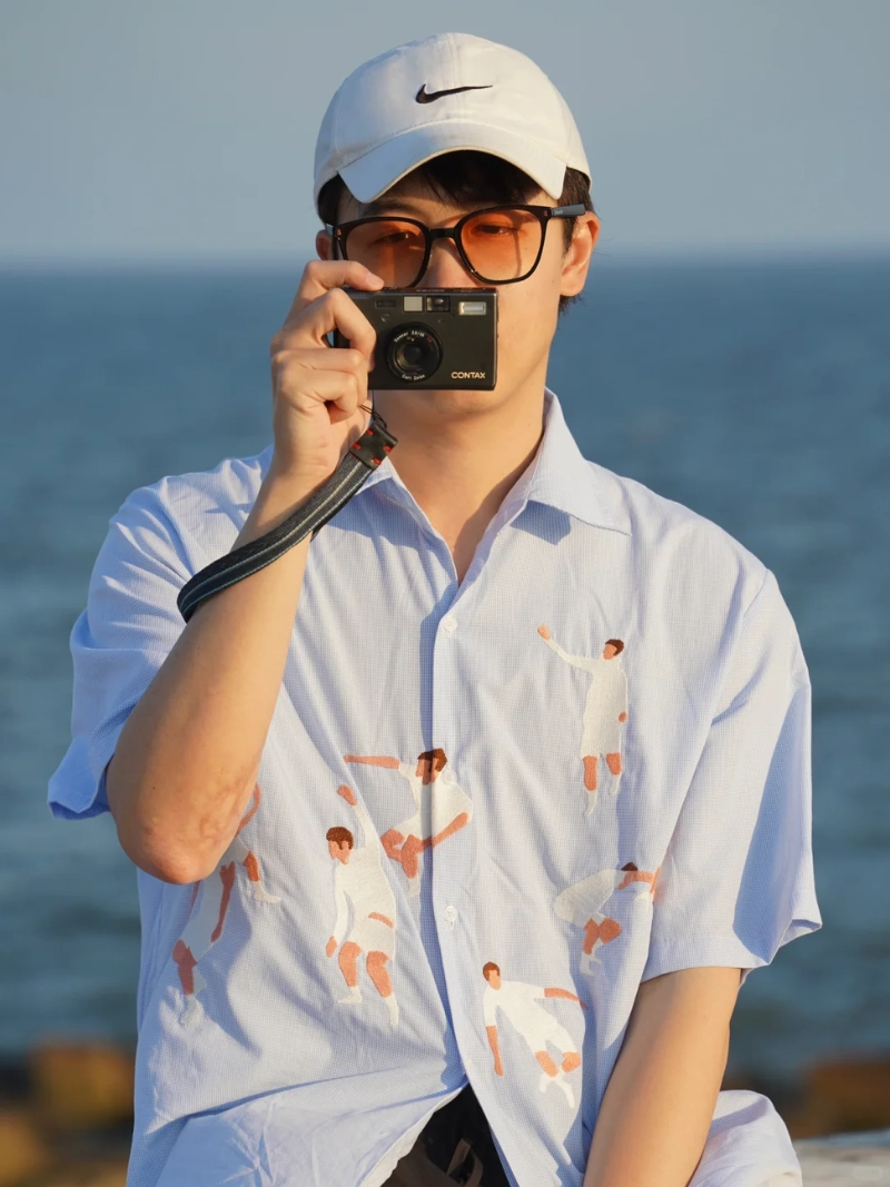 tạo dáng với máy ảnh nam