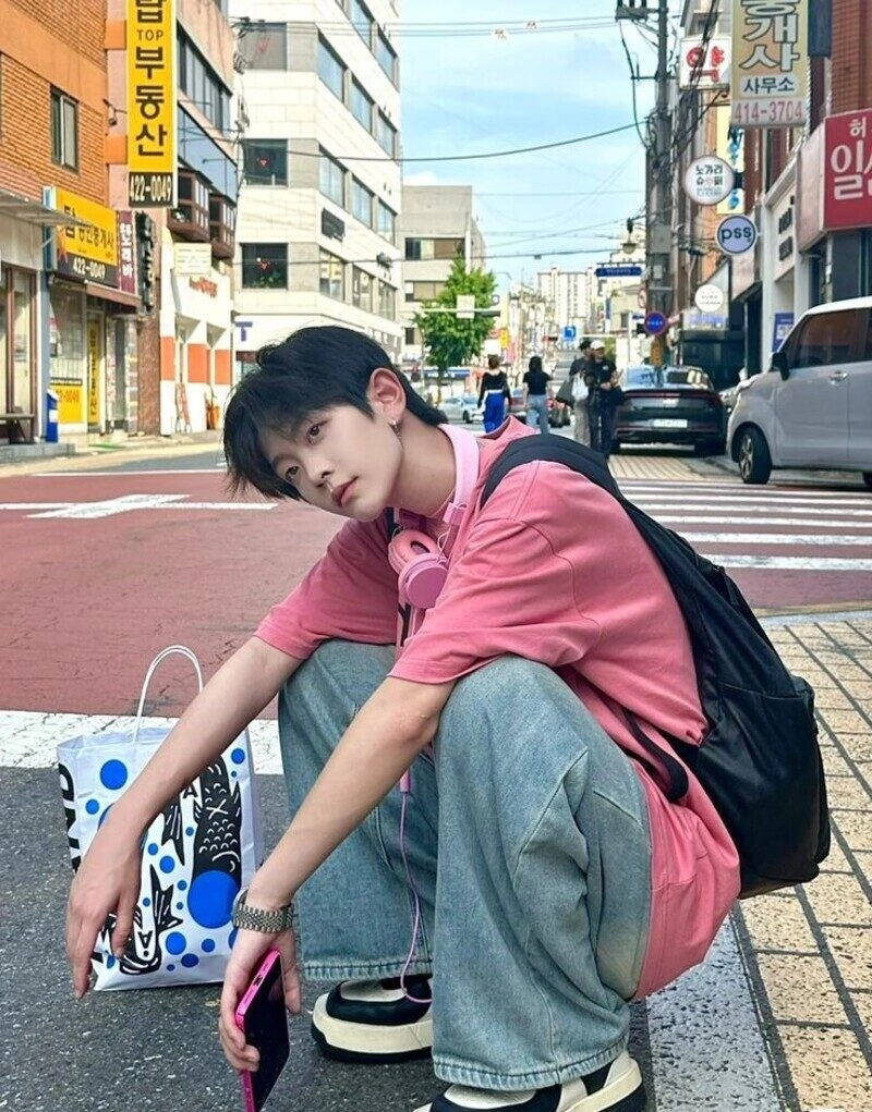 tư thế ngồi chụp ảnh đẹp cho nam